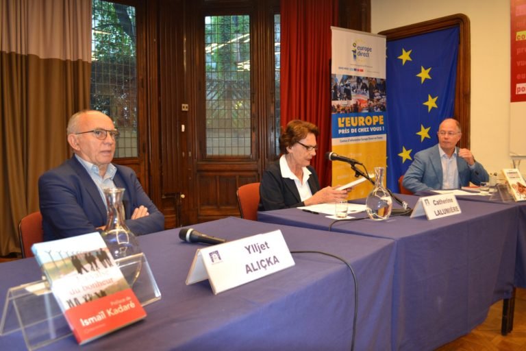 “Lexime europiane” në Paris – “Valsi i lumturisë” i Aliçkës nxitës për debatin mbi emigrimin
