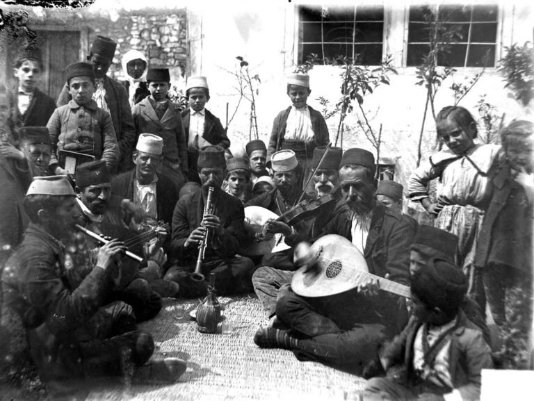 Qerim Vrioni: Shtatë muzikantë në një foto të Margaret Hasluck