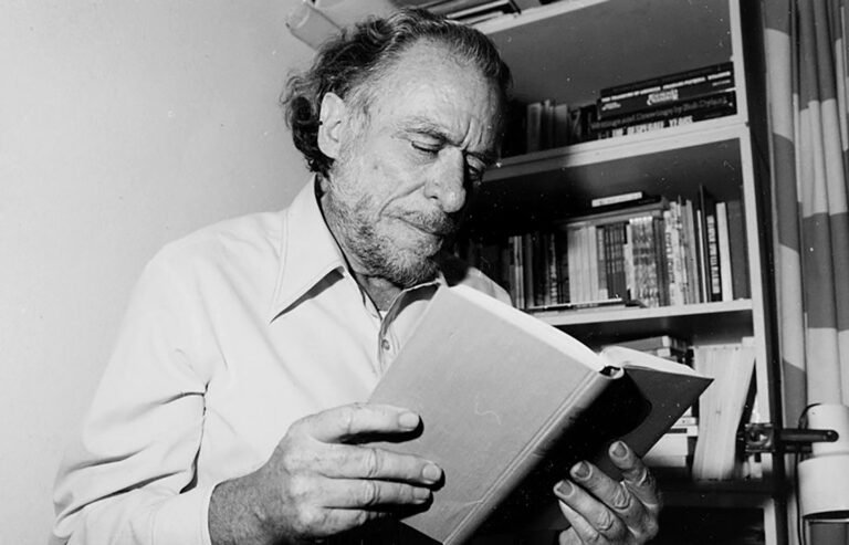 “Gjeniu i turmës”, poezi nga Charles Bukowski