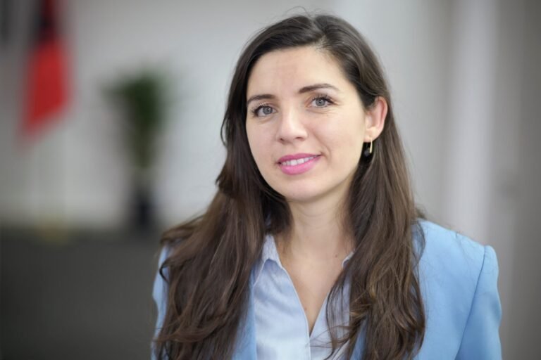 Tinka Kurti: Prishtinë 2.0 (poezi)