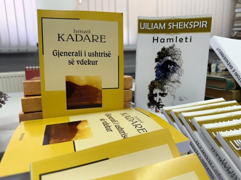 Clément Solym: Libra të piratuar të Kadaresë me bashkëpunimin e bibliotekave; kriza në Ballkan