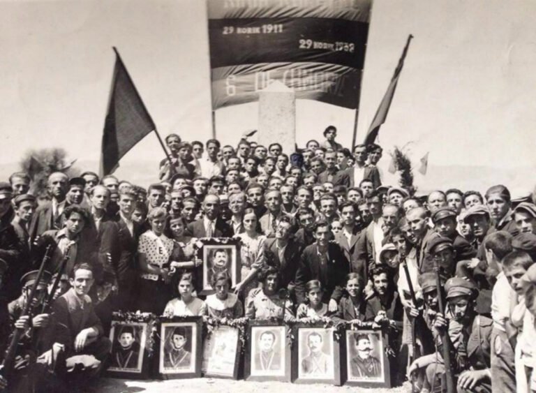 Qerim Vrioni: Gjashtë dëshmorë në një fotopllakat
