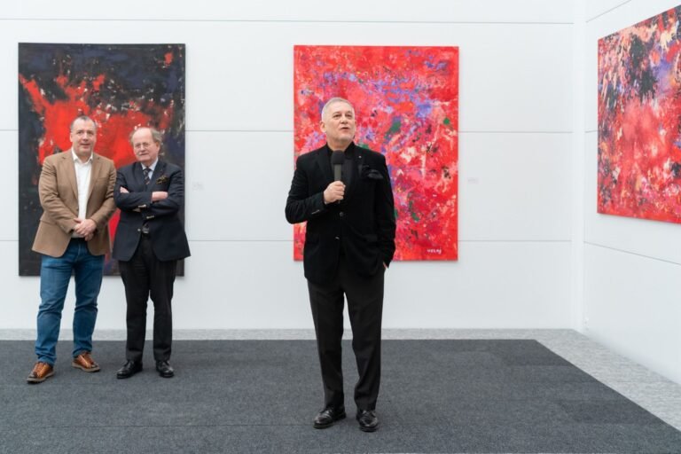 Fate Velaj çel në Vjenë ekspozitën “E KUQJA MES TEJE DHE MEJE”