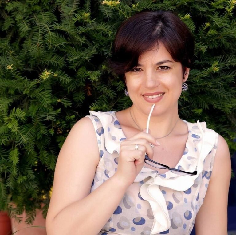 Mirela Papuçiu: Ikja e diejve (poezi)