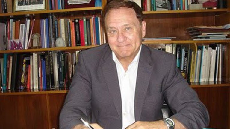 Alfredo Villaverde Gil: Fletorja e Shqipërisë (poezi)