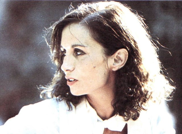 Katerina Gogu: Si më vështron kështu (poezi)